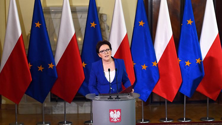 Ewa Kopacz erklärt den Rücktritt den Massenrücktritt ihrer Minister.