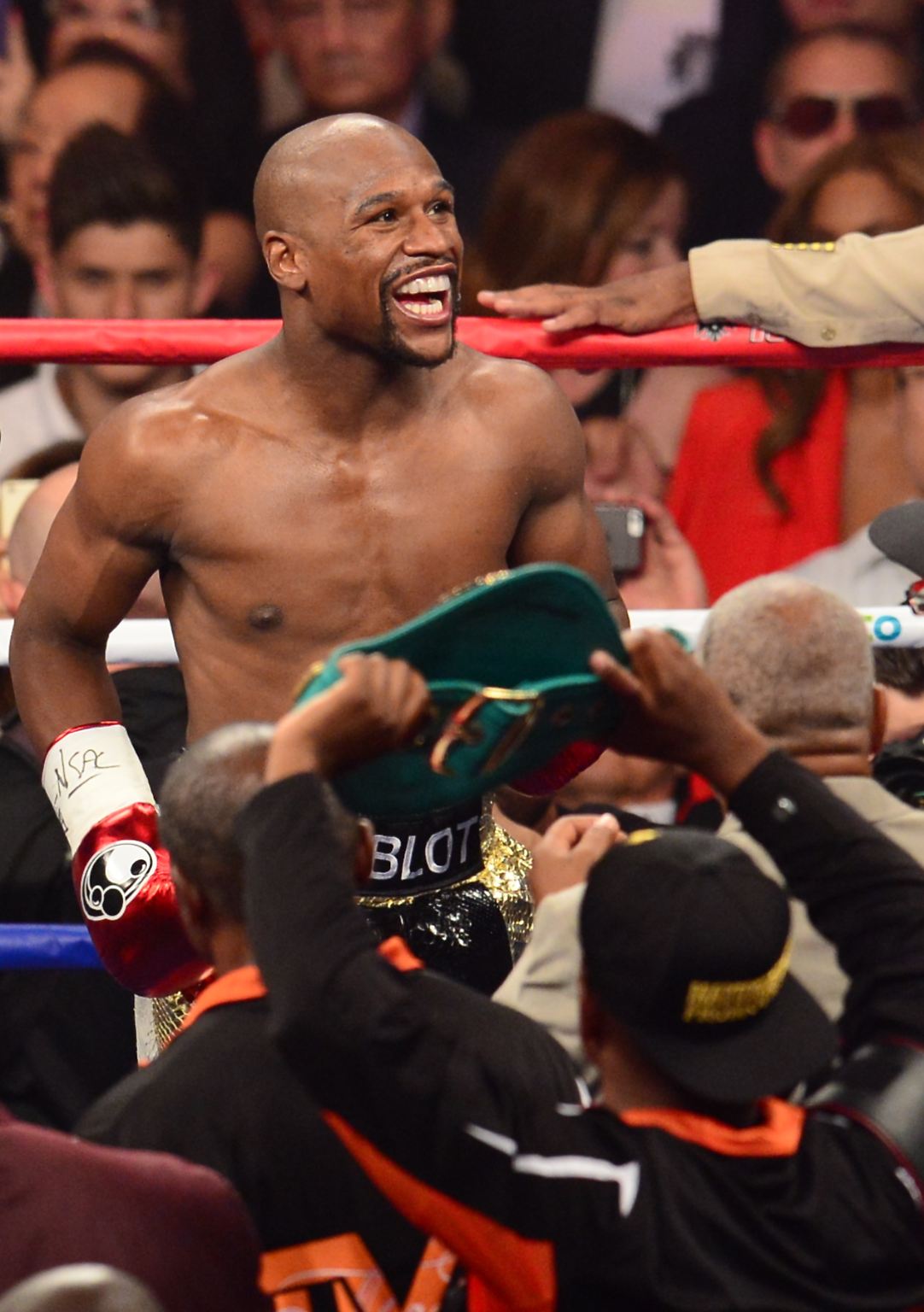 Das ist unbestritten die Nummer eins unter den Sportlern mit dem besten Jahresverdienst. Der Boxer Floyd Mayweather aus den USA verdient rund 300 Millionen Dollar (265 Millionen Euro) im Jahr.