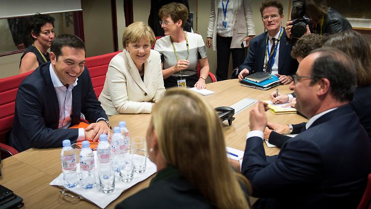 Gute Stimmung in kleiner Runde: Bundeskanzlerin Merkel spricht am Rande des EU-Lateinamerika-Gipfels in Brüssel zwei Stunden lang mit Griechenlands Ministerpräsident Tsipras und mit Frankreichs Premier Hollande.