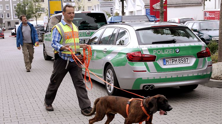 Die Polizei fahndet nach einem etwa 1,90 Meter großen Mann, der Berliner Dialekt sprechen soll.