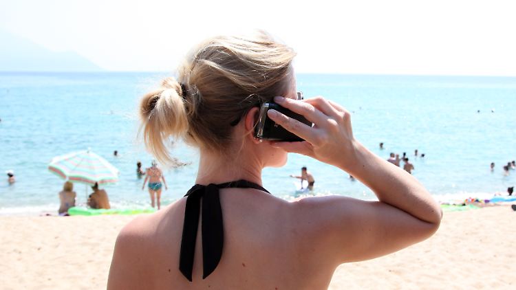 Sorglos mit dem Handy in den Urlaub? Kein Problem mit den richtigen Tipps.