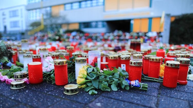 Kerzen und Blumen am Joseph-König-Gymnasium in Haltern.