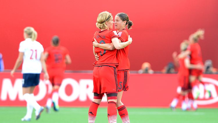 Saskia Bartusiak (3) und Annike Krahn (5) freuen sich über die 1:0-Führung.
