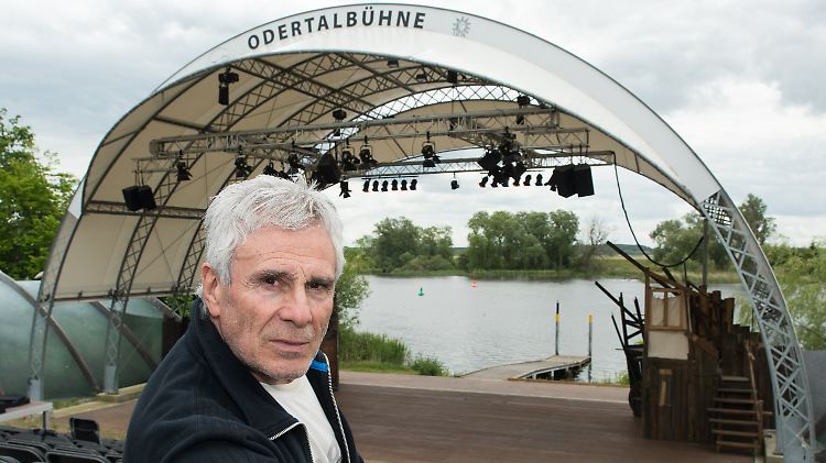 Neue Wirkungsstätte: Mitić spielt während der Odertal-Festspiele an den Uckermärkischen Bühnen in Schwedt (Brandenburg) einen Grafen in "Die Verschwörung von Chorin".