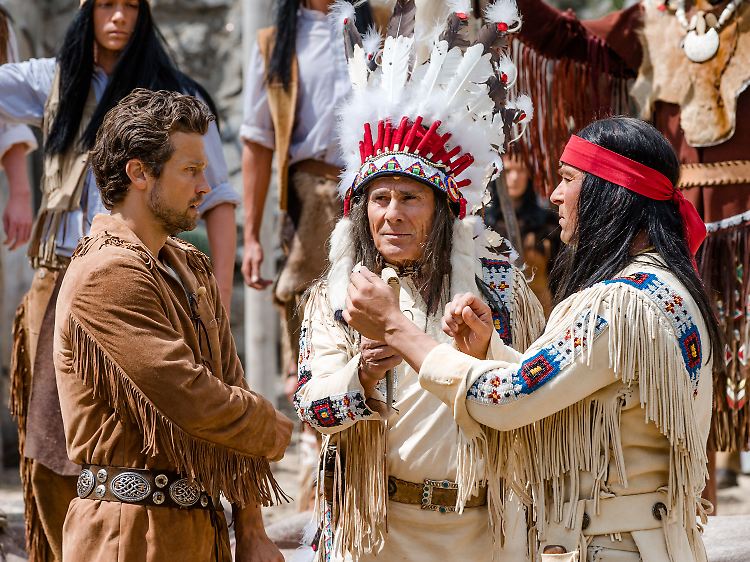Gojko Mitić (Mitte) als Intschu-Tschuna bei den Karl-May-Festspielen 2013 (Links Wayne Carpendale als Old Shatterhand, rechts Jan Sosniok als Winnetou).