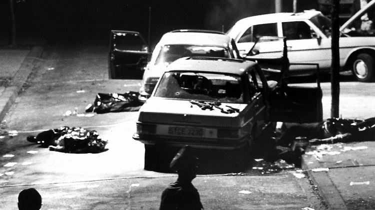 Am 5. September 1977 entführten RAF-Terroristen den damaligen Arbeitgeberpräsidenten Hanns Martin Schleyer: Drei Polizisten und der Fahrer starben bei der Geiselnahme in Köln.