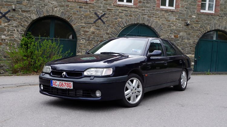Er ist ein schlichter Zeitgenosse gewesen, der Renault Safrane, aber als 3.0 i V& Biturbo schlägt unter seiner Haube ein starkes Herz.