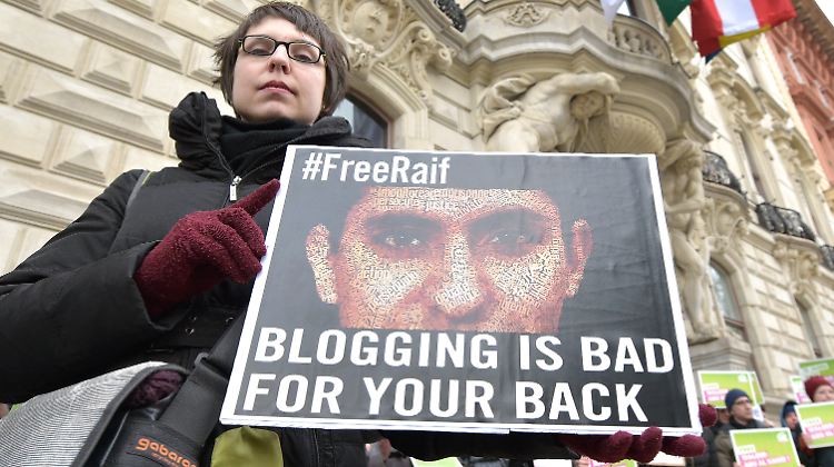 Weltweit setzen sich Menschen für die Freilassung Badawis ein. Er ist zum Symbol für Pressefreiheit in autoritären Systemen geworden.