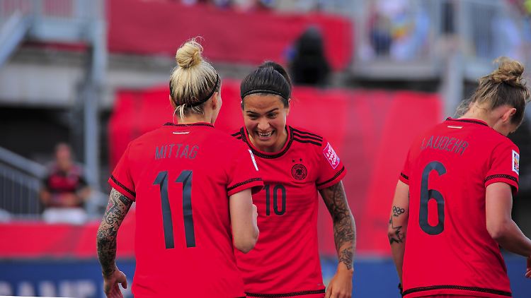 Herzlichen Glückwunsch: Dzsenifer Marozsan freut sich mit Torschützin Anja Mittag.