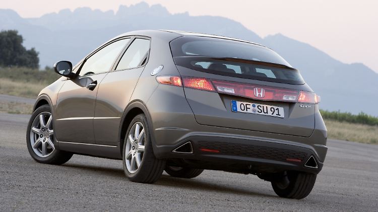 Nicht nur das Leuchtband am Heck, sondern auch die dreieckigen Endrohrblenden geben dem Honda Civic etwas besonderes.