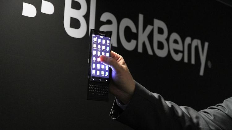 Wäre das was? Ein Android-Blackberry mit gewölbten Display-Seiten und ausziehbarer Tastatur.