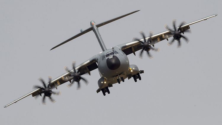 Ein Airbus A400M beim ersten Testflug nach dem tödlichen Unfall auf dem Flughafen San Pablo bei Sevilla.