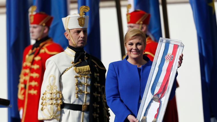 Die konservative Politikerin Kolinda Grabar-Kitarovic bei ihrer Vereidigung in Zagreb.