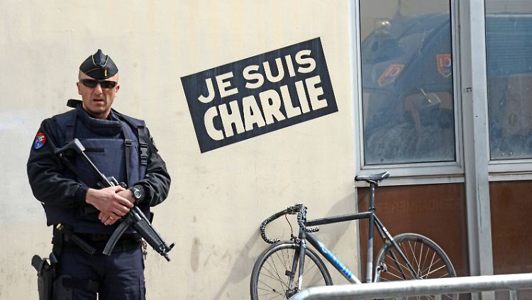 Ein Polizist bewacht die Redaktion von "Charlie Hebdo".