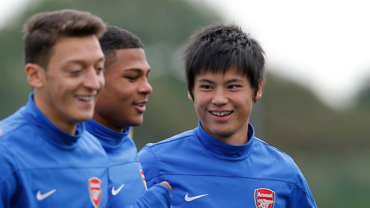 Serge Gnabry (m.) bekommt von Mesut Özil (li.) gelegentlich Tipps. Ob die ihm helfen, bei der U21-EM in Tschechien zu glänzen?