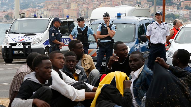 Die Flüchtlinge aus mehreren afrikanischen Ländern wollen entweder nach Frankreich oder weiterreisen nach Deutschland und andere europäische Länder.