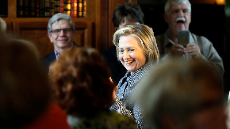 Bislang war Hillary Clinton vor allen in kleinen Runden aufgetreten - wie hier in einem Privathaus in Iowa.