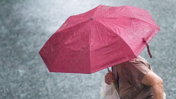 Auch in Hamburg prasselte es ordentlich vom Himmel. Mit Regenschirm war man gut vorbereitet.