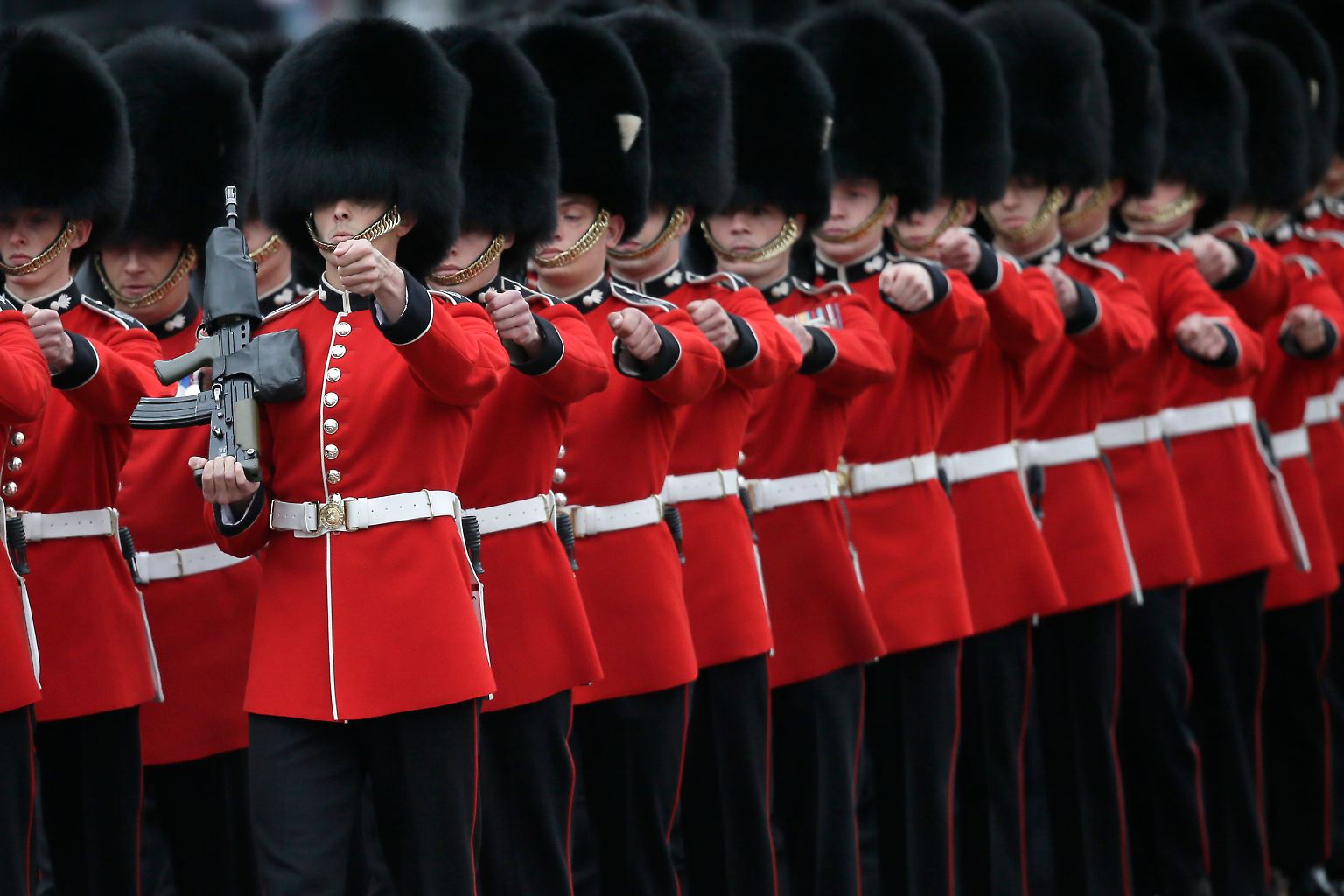 Mit einer traditionellen Parade feiert Queen Elizabeth II. ihren Geburtstag nach.