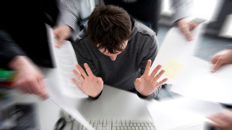 Stress im Beruf kann bei Angestellten den Wunsch wecken, einen Gang zurückzuschalten.
