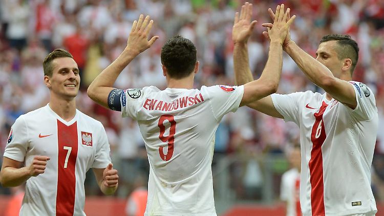Rot-weißer Jubel, diesmal für Polen: Lewandowski mit Torschütze Arkadiusz Milik (l.) und Tomasz Jodlowiec.