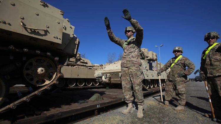 US-Panzer vom Typ M1 Abrams werden in Drawsko Pomorskie (Polen) für ein Nato-Manöver abgeladen.