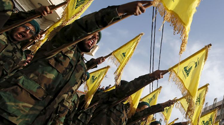 Hisbollah-Kämpfer salutieren am Rande eines Begräbnisses für ihre Kameraden, die in der syrischen Provinz Qalamun umgekommen sind.