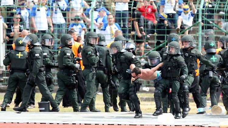 Die Polizei war mit einer Hundertschaft vor Ort, um die Situation unter Kontrolle zu bekommen.