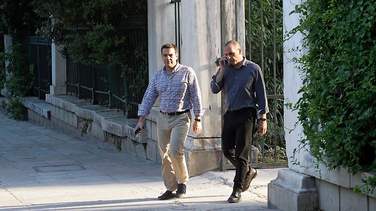 Der griechische Premier Alexis Tsipras (l.) und Finanzminister Yanis Varoufakis gestern in einem Athener Park.