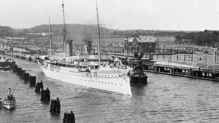 Die Kaiserliche Yacht Hohenzollern verlässt anlässlich der Einweihung des Kaiser-Wilhelm-Kanal (heute Nord-Ostsee-Kanal) am 21.06.1895 die Schleuse Kiel.