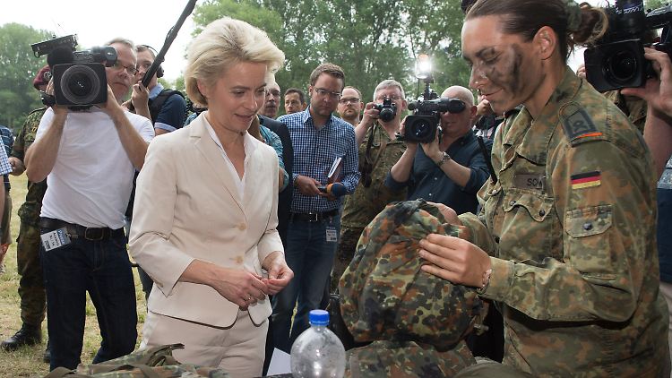 Von der Leyen lässt sich in Hannover in der Emmich-Cambrai-Kaserne von einer Soldatin die Ausrüstung erklären. Ein Honorar muss sie dafür nicht zahlen.