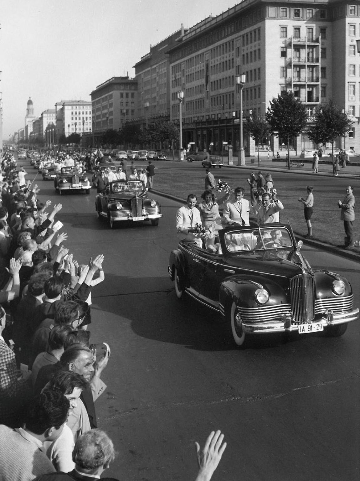 Die Stalinallee (1961 in Karl-Marx-Allee umbenannt) war eines der monumentalsten Bauprojekte der DDR und die "erste sozialistische Straße auf deutschem Boden". Der Bildband "Central Berlin - DDR limited. Über das Leben und Wohnen am Strausberger Platz, Karl-Marx-Allee in Ostberlin" schwärmt, sie sei "das Größte, was die DDR bauhistorisch hervorgebracht hat". Hier ein Einblick in das Buch: Autokorso Olympischer Athleten auf der Stalinallee (Max Ittenbach, 1960)
