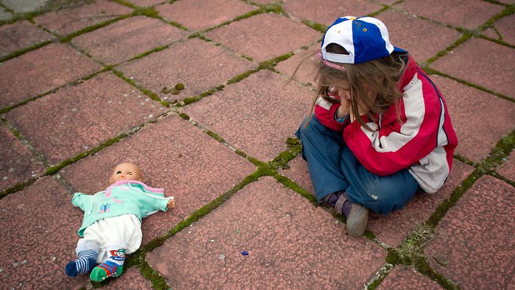 Immer mehr Kinder ziehen sich zurück und wirken traurig, sagen Ärzte und spekulieren über mögliche Ursachen.