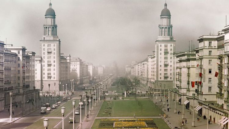 Die Türme am Frankfurter Tor sollten an die Domkuppeln am Berliner Gendarmenmarkt erinnern. Die Allee wurde als überdurchschnittlich breiter Grünstreifen mit einer relativ schmalen Autostraße angelegt.