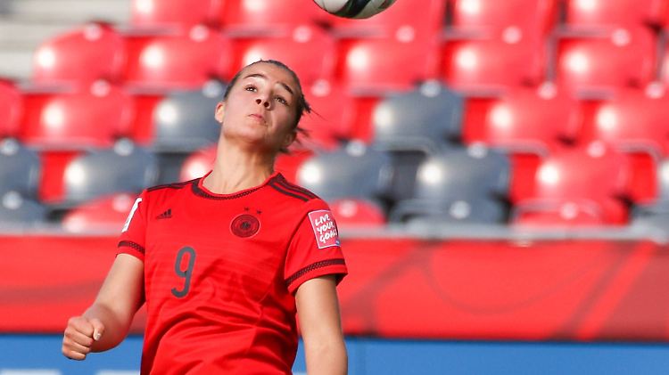 Chance in der Startelf? Lena Lotzen.