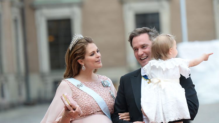 Da ist sie noch hochschwanger: Prinzessin Madeleine mit Mann und Tochter bei der Hochzeit ihres Bruders.