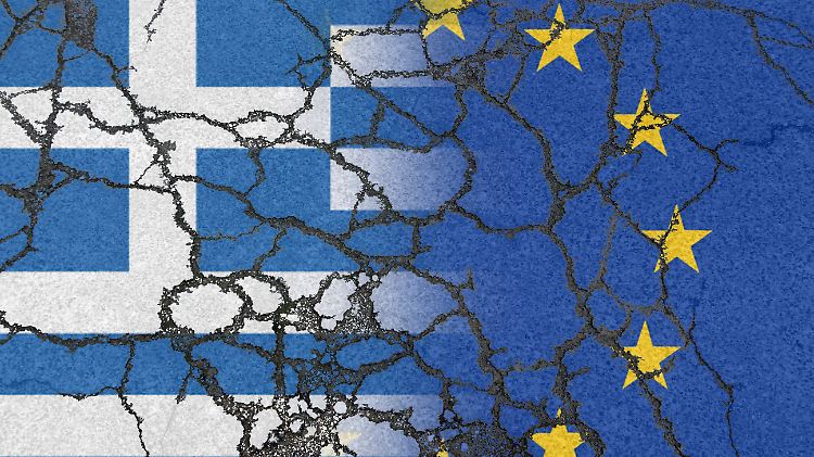 Verschmelzende Flaggen von EU und Griechenland auf erodierendem Asphalt.