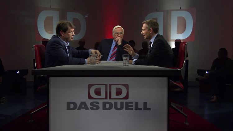 SPD-Vize Stegner (l.) und FDP-Chef Lindner debattieren den Grexit. Heiner Bremer (m.) führt durch das "Duell".