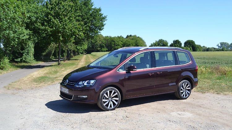 Mit der neuen Lackierung Crimson Red fährt das Sondermodell Beach des gelifteten VW Sharan vor.