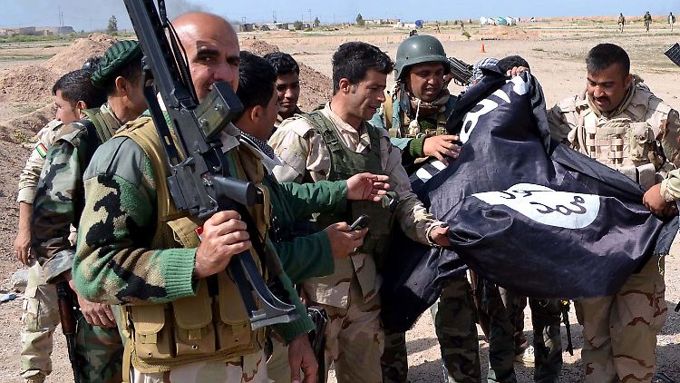 Kurdische Peschmerga-Kämpfer nachdem sie im März zwei Orte nahe der Stadt Kirkuk im Nordirak zurückerobert haben.
