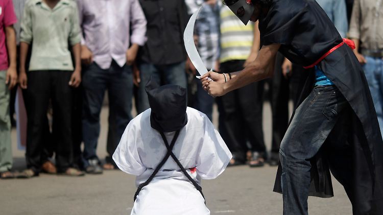 Bangladeshische Menschenrechtsaktivisten simulieren aus Protest eine Exekutionsszene aus Saudi-Arabien.