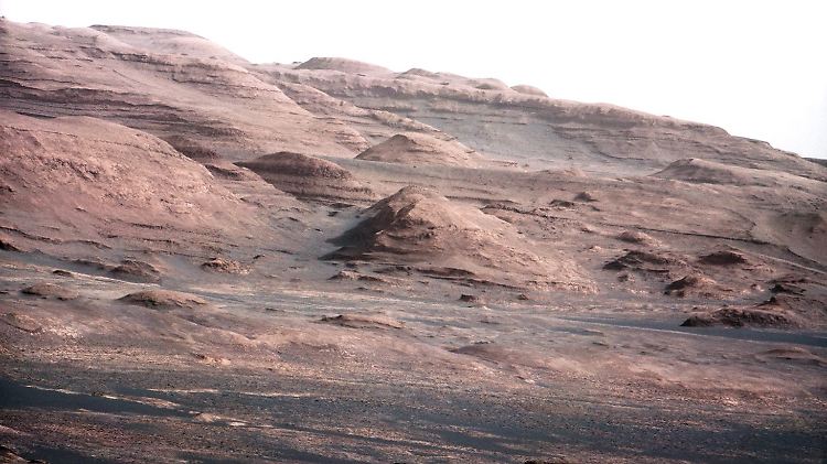 Das Foto des Mars-Roboters "Curiosity" zeigt die Oberfläche des Roten Planeten.
