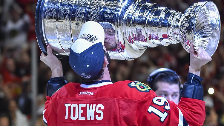 Blackhawks-Kapitän Jonathan Toews küsst die Trophäe.