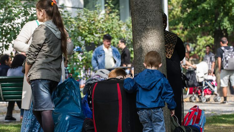 Flüchtlinge stehen mit ihrem Gepäck in Berlin im vergangenen September vor der Zentralen Aufnahmeeinrichtung für Asylbewerber.