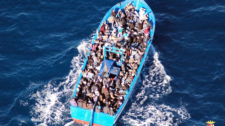 Rund 200 Flüchtlinge vor der Küste von Lampedusa. 