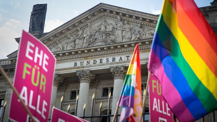 Die "Ehe für alle" unterstützt die SPD schon lange, hat das Thema in der Großen Koalition bislang aber nicht offensiv verfolgt.