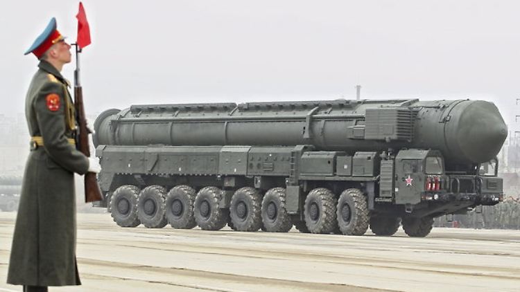 Eine moderne strategische russische Atomrakete vom Typ Topol-M wird vorbereitet.. 