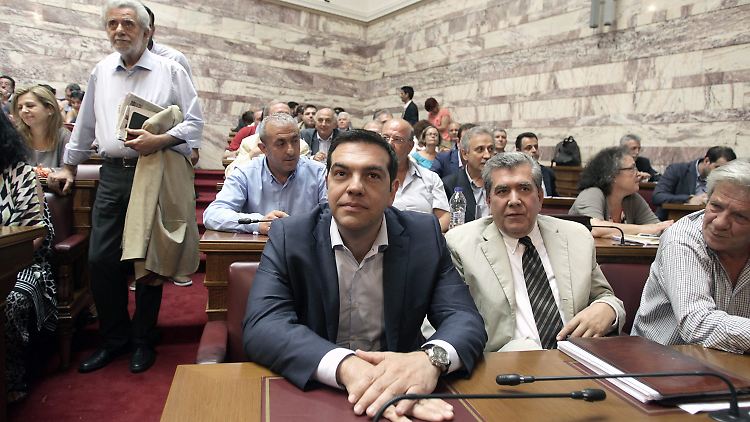 Alexis Tsipras inmitten der Syriza-Abgeordneten.