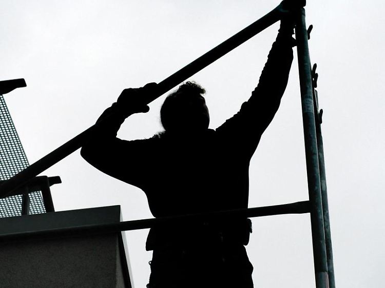 Manchmal muss ein Gerüst auf dem Nachbargrundstück aufgebaut werden, um Schäden am eigenen Haus zu beseitigen. Das Hammerschlagrecht verschafft den Zutritt.
