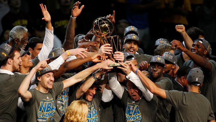 Die Trophäe für das beste Team in der besten Liga: Die Golden State Warriors freuen sich über die NBA-Meisterschaft.